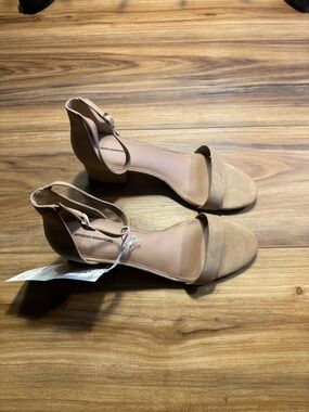 Amazon Essentials Nude Tan Ankle-Strap Low Block Heels